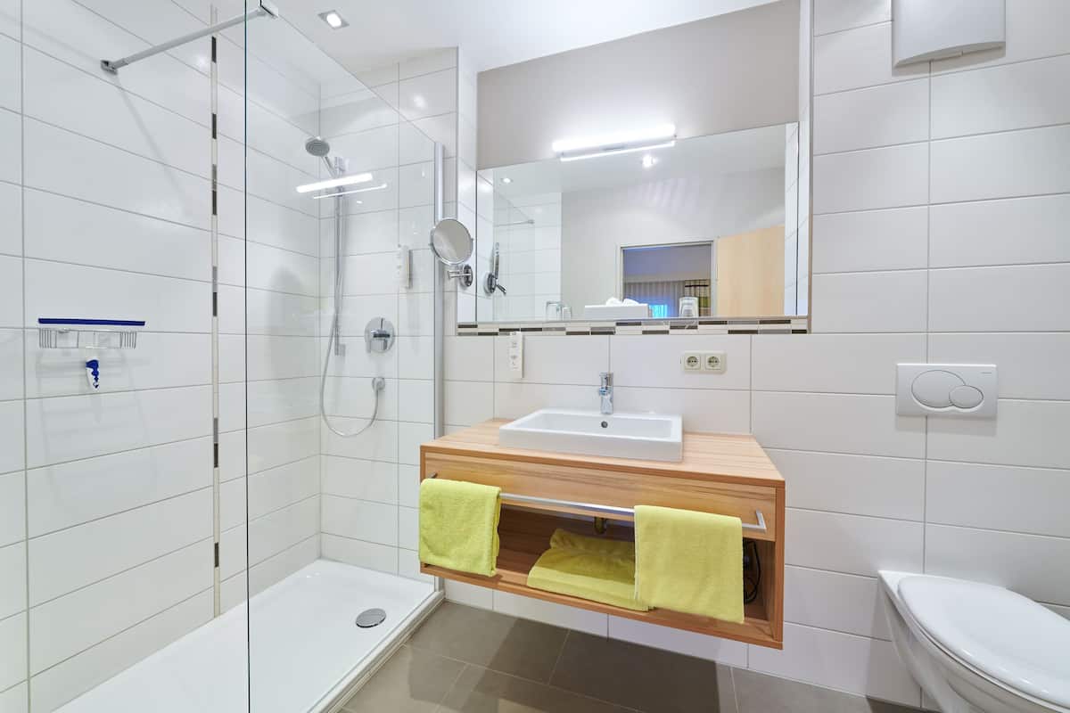 panoramic double room | bathroom | shower, free toiletries, hair dryer, towels