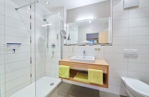 Chambre Double Panoramique | Salle de bain | Douche, articles de toilette gratuits, sèche-cheveux