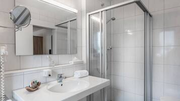 Superior-Apartment, Balkon | Badezimmer | Dusche, Haartrockner, Handtücher, Seife