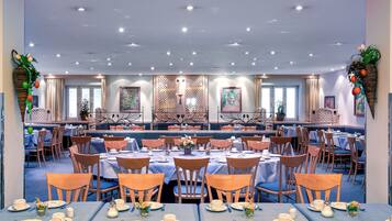 Sarapan bufet setiap hari (EUR 19 seorang)