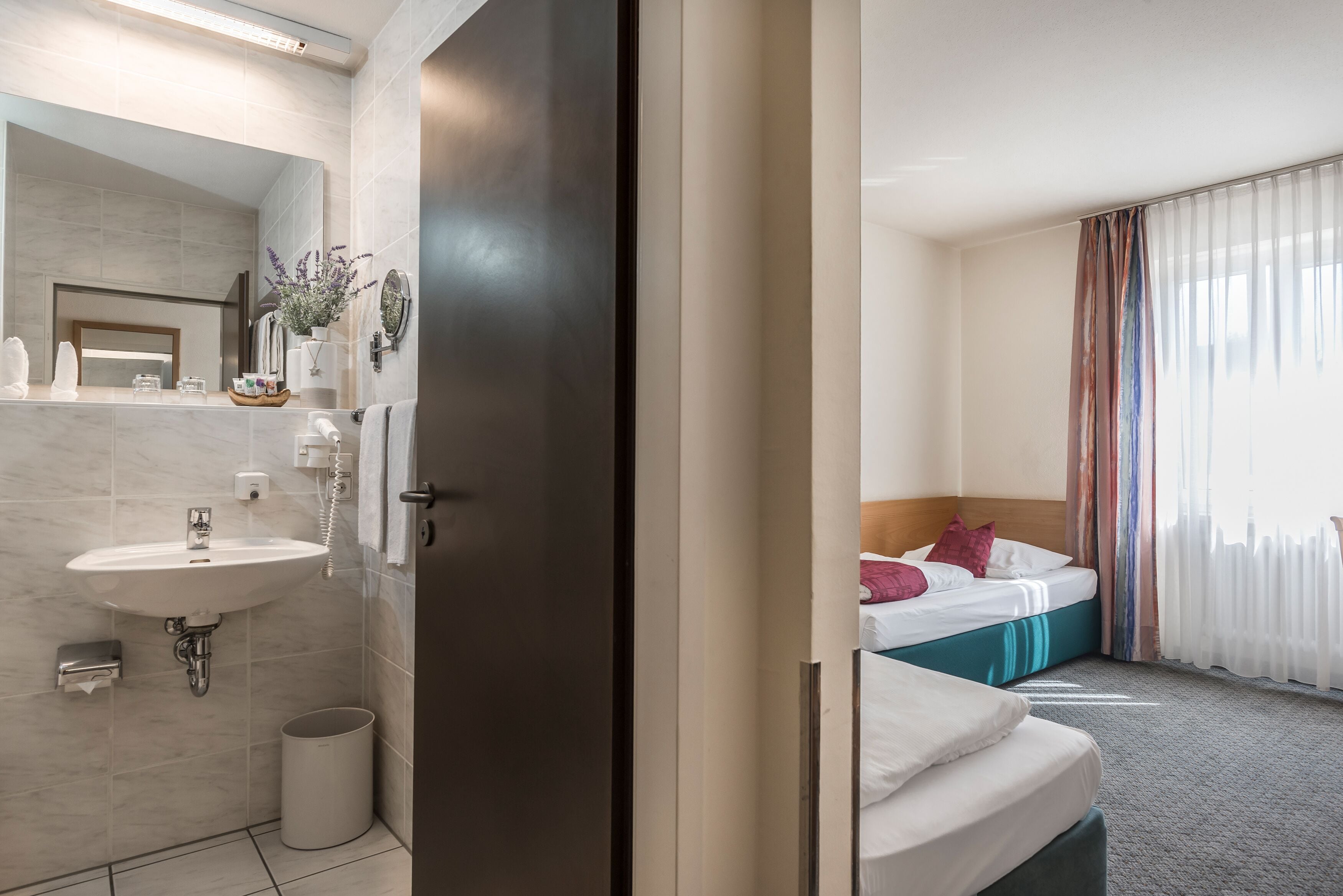 hypo-allergenic bedding, in-room safe, desk, free wifi