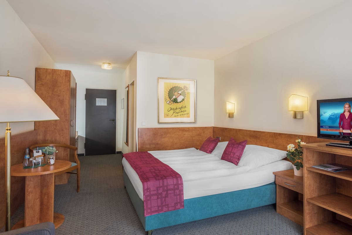 Hypo-allergenic bedding, in-room safe, desk, free WiFi