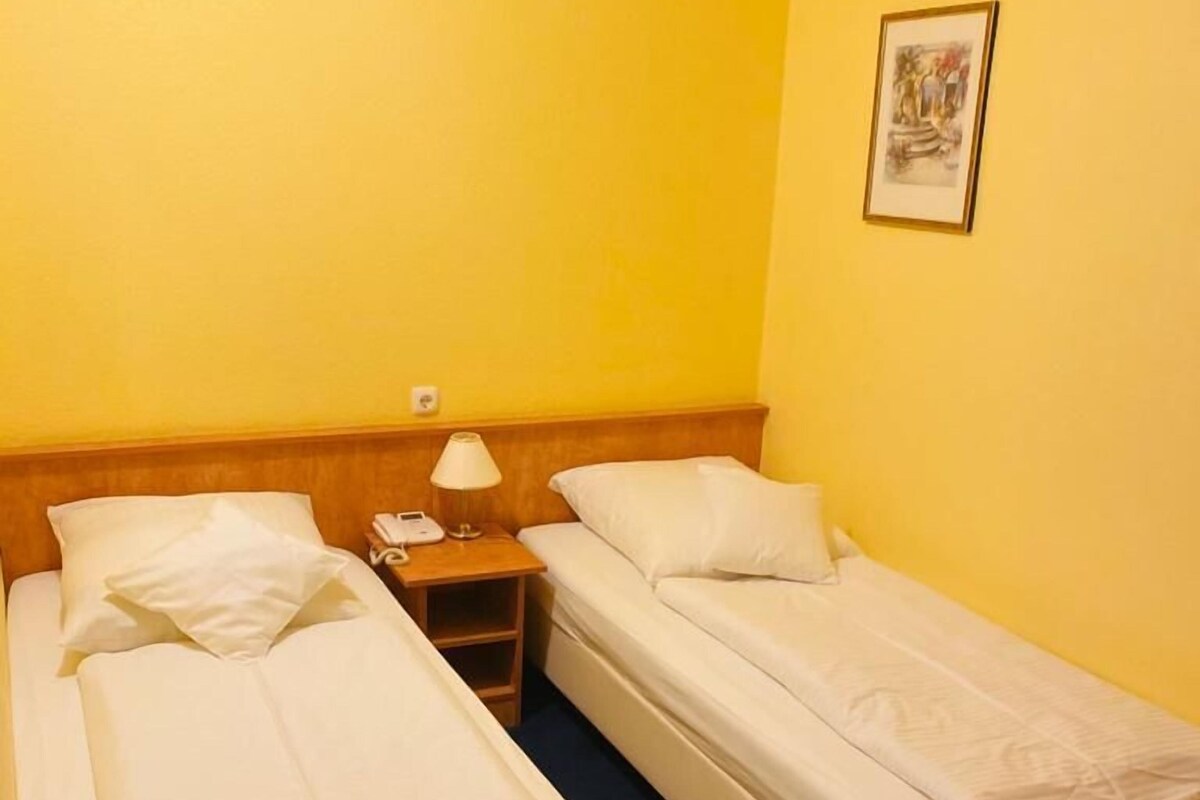 In-room safe, WiFi (free), bed sheets
