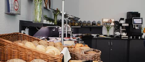 Petit déjeuner buffet (17.00 EUR par personne)