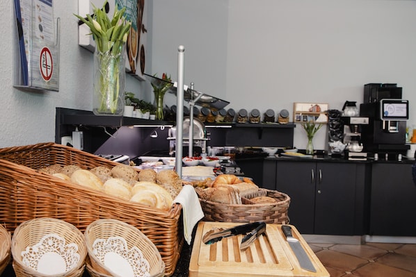 Café da manhã com buffet todos os dias (EUR 17.00 por pessoa)