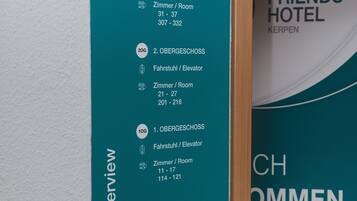 Ein Hotelverzeichnis mit Zimmernummern und den zugehörigen Etagen.