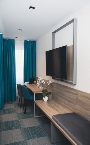 In-room safe, free WiFi, bed sheets - Friends Hotel Kerpen (Kerpen)