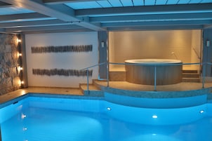 Salas de tratamiento para parejas, un sauna, una bañera de hidromasaje