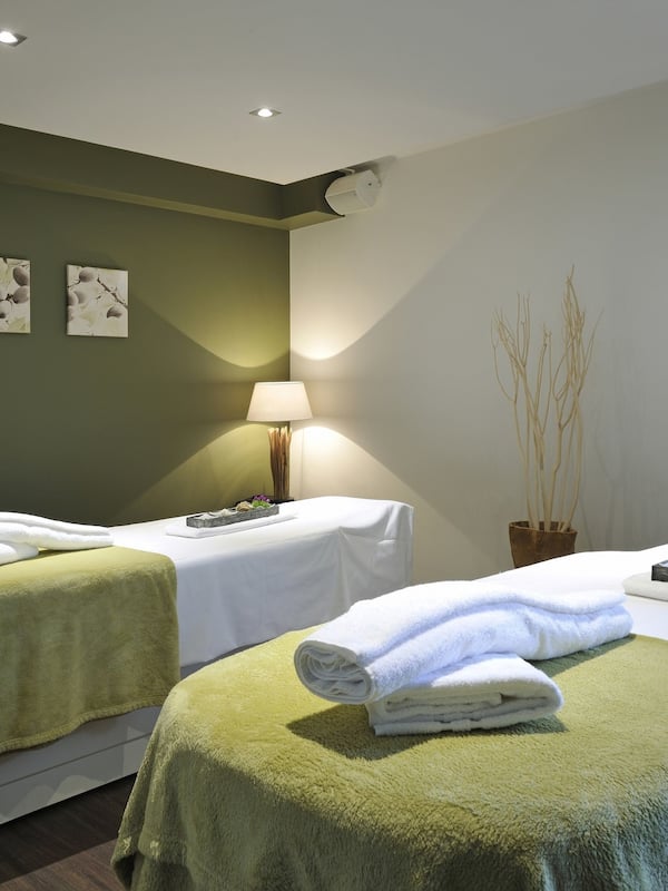 Couples treatment room(s), sauna, hot tub, steam room, body treatments