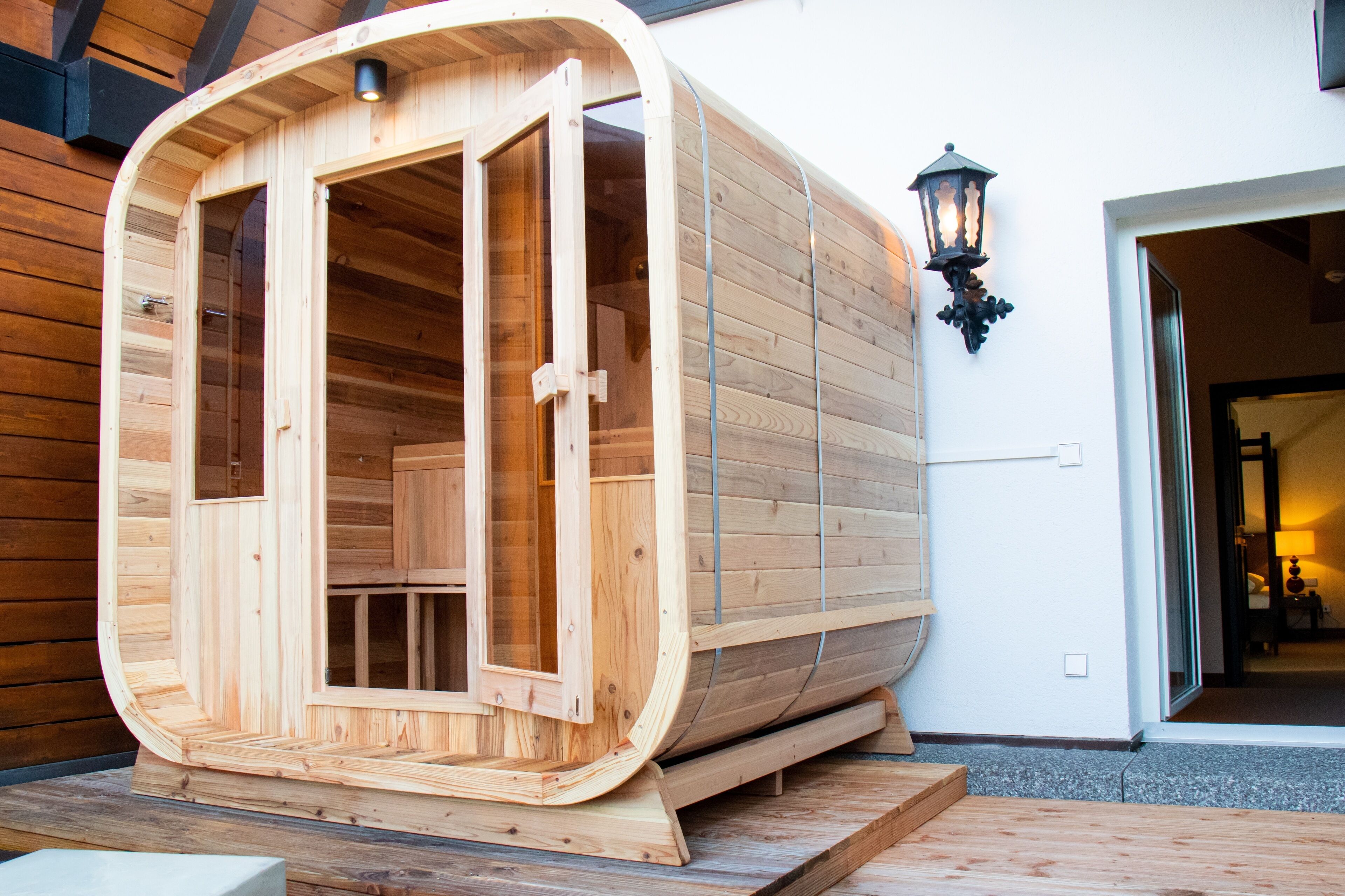 Maisonette Suite mit Außensauna | Allergikerbettwaren, Minibar, Zimmersafe, individuell dekoriert