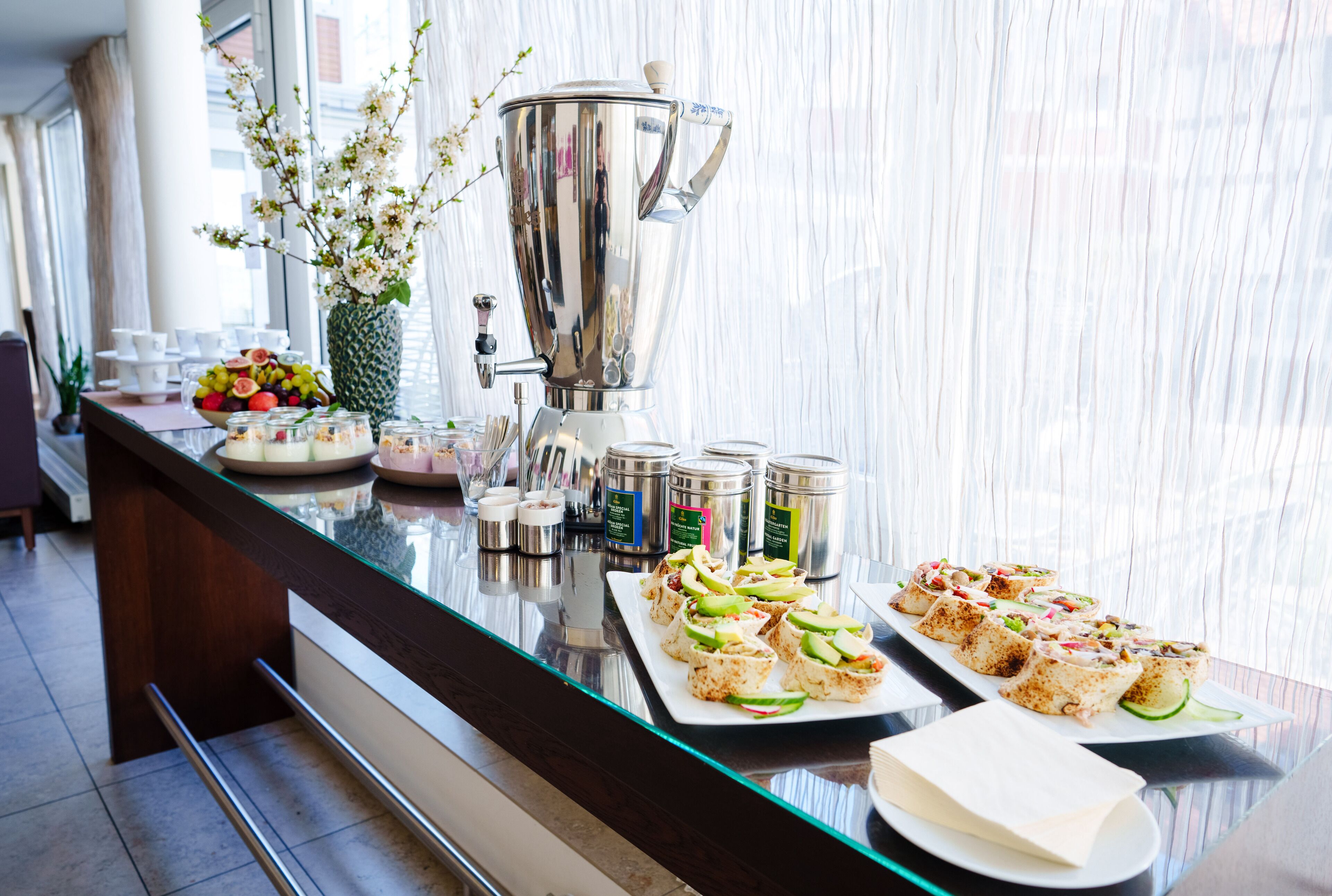 Un buffet proposant une variété de plats et une machine à café.