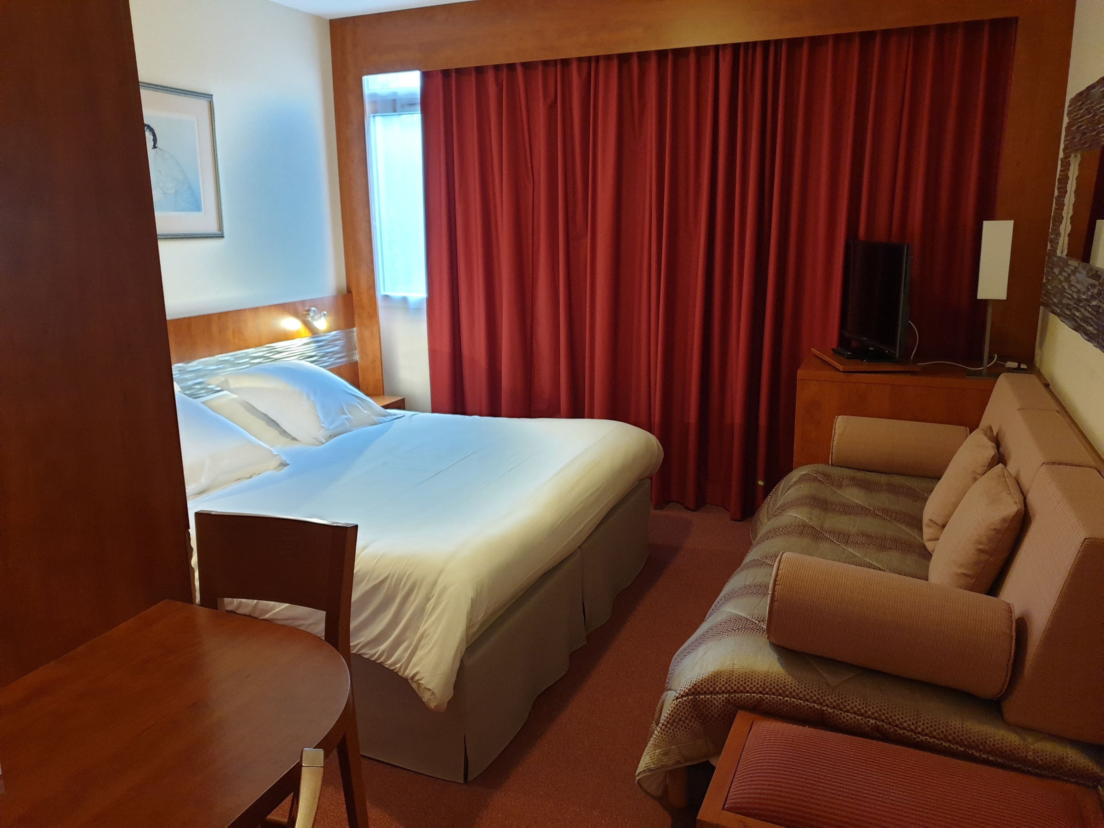 Premium bedding, in-room safe, desk, laptop workspace