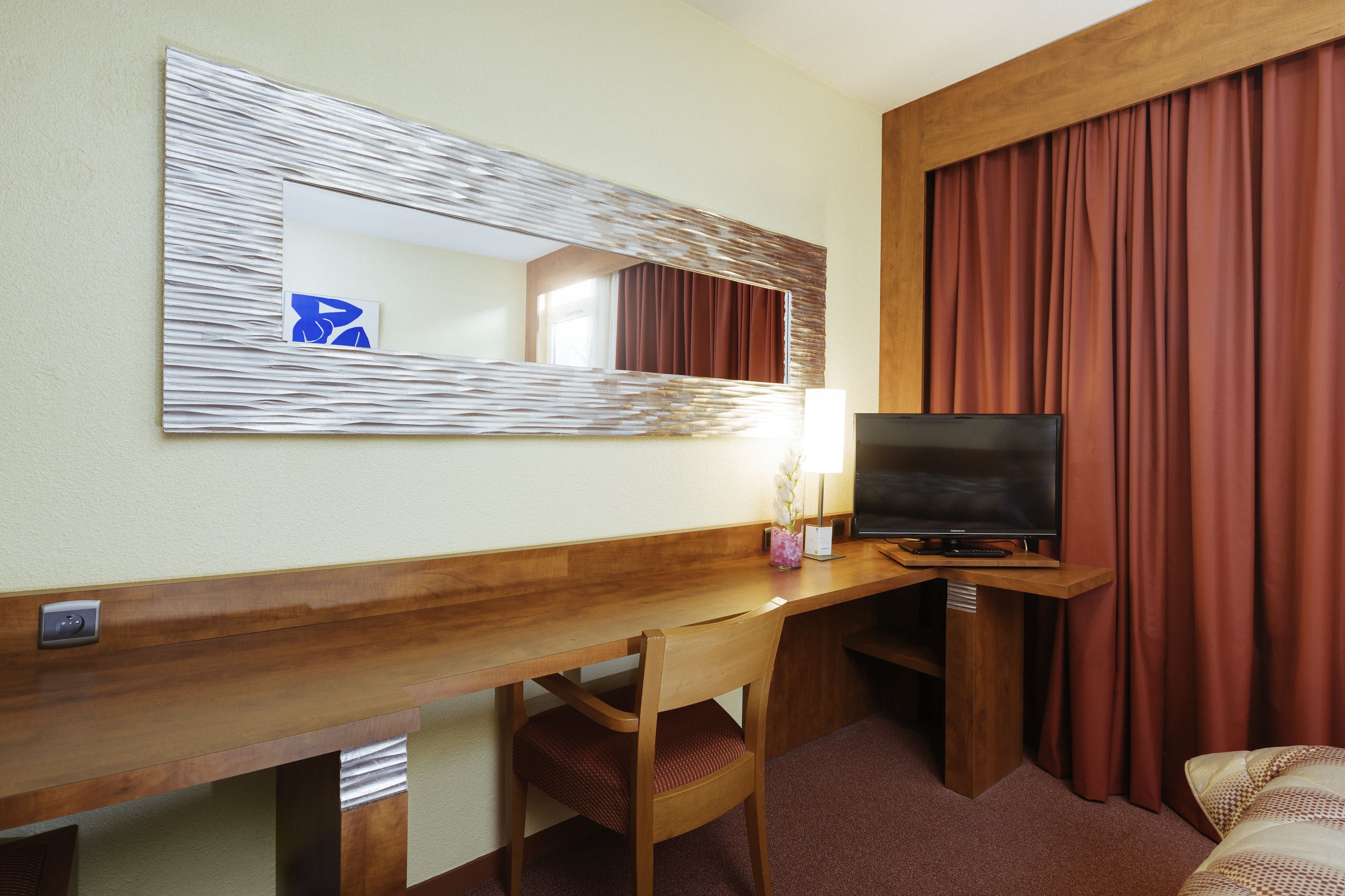 premium bedding, in-room safe, desk, laptop workspace