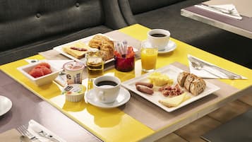 Petit déjeuner complet (18.5 EUR par personne)