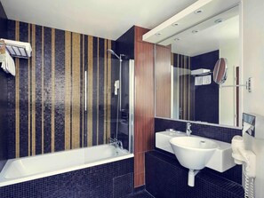 Sengetøy av topp kvalitet, senger med overmadrass og safe på rommet