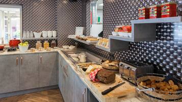 Daily continental breakfast (EUR 18.50 per person)