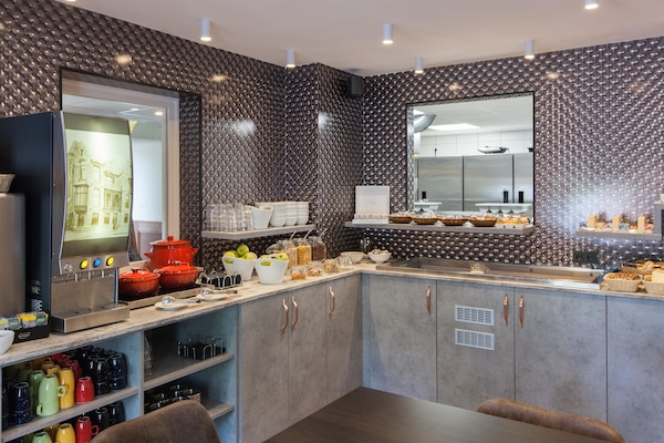 Se ofrece un desayuno continental todos los días (18.50 EUR por persona)