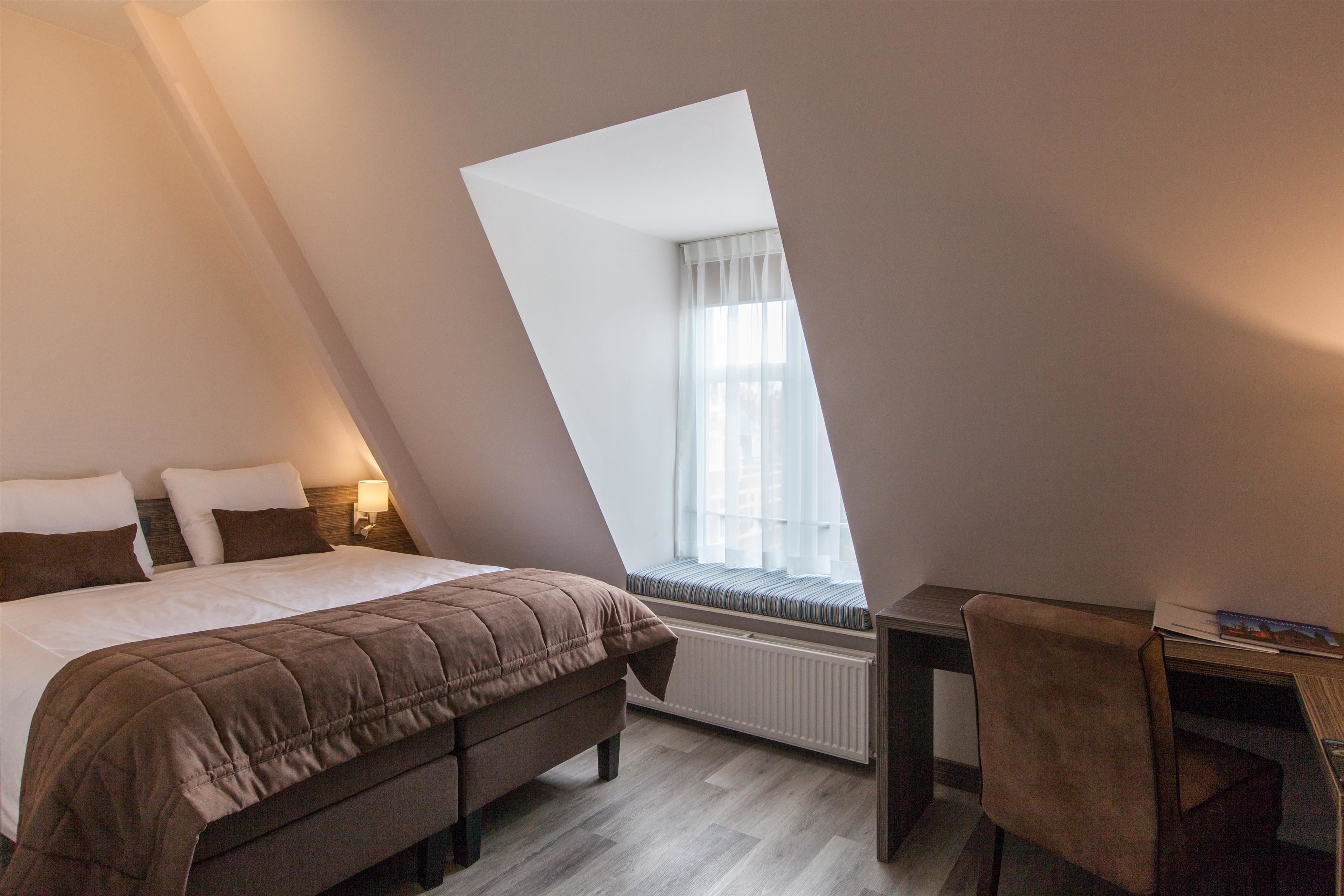 economy room, 1 king bed, non smoking (small room) | in-room safe, individually decorated, individually furnished, desk