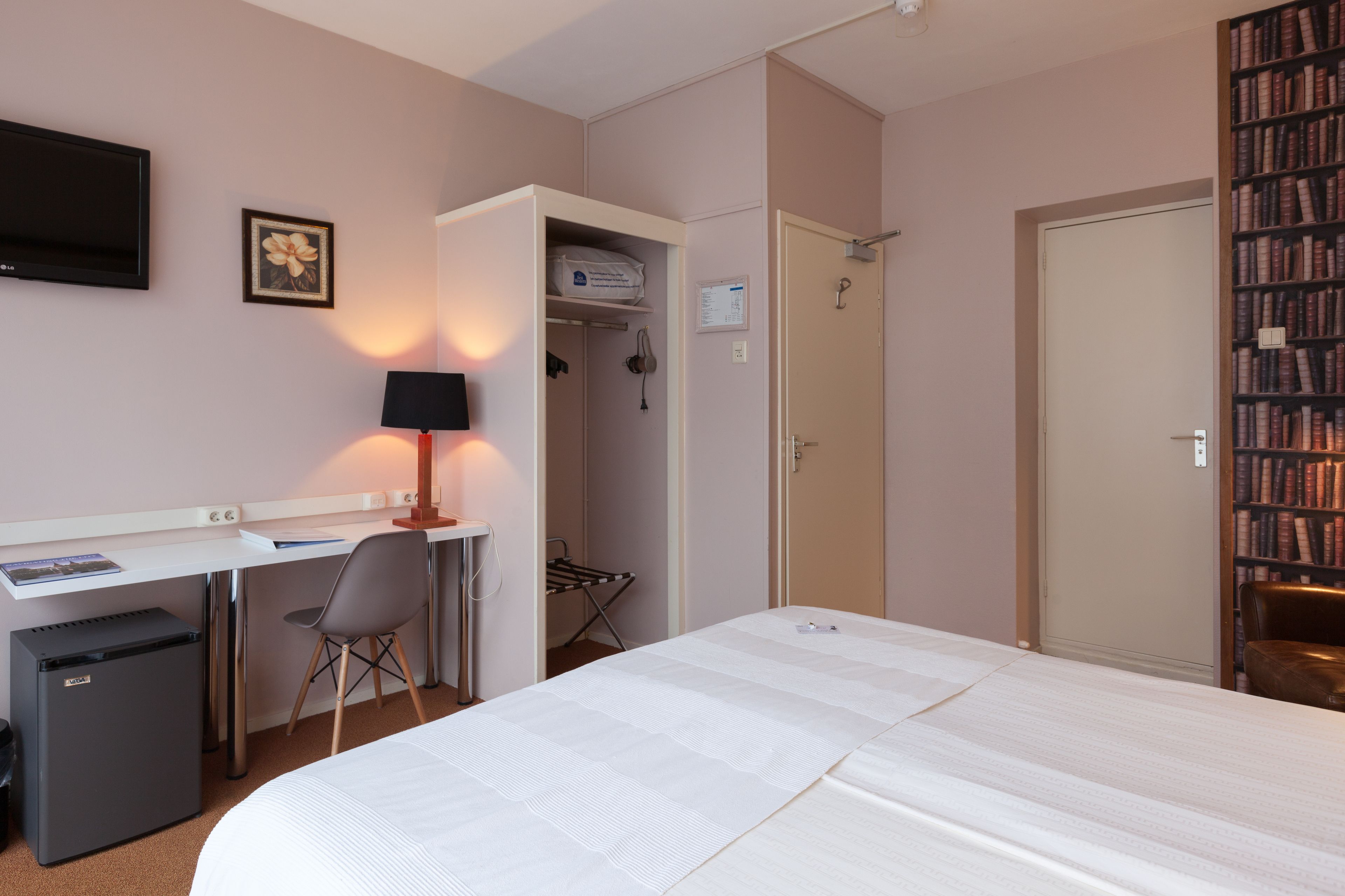 standard room, 1 king bed, non smoking | in-room safe, individually decorated, individually furnished, desk