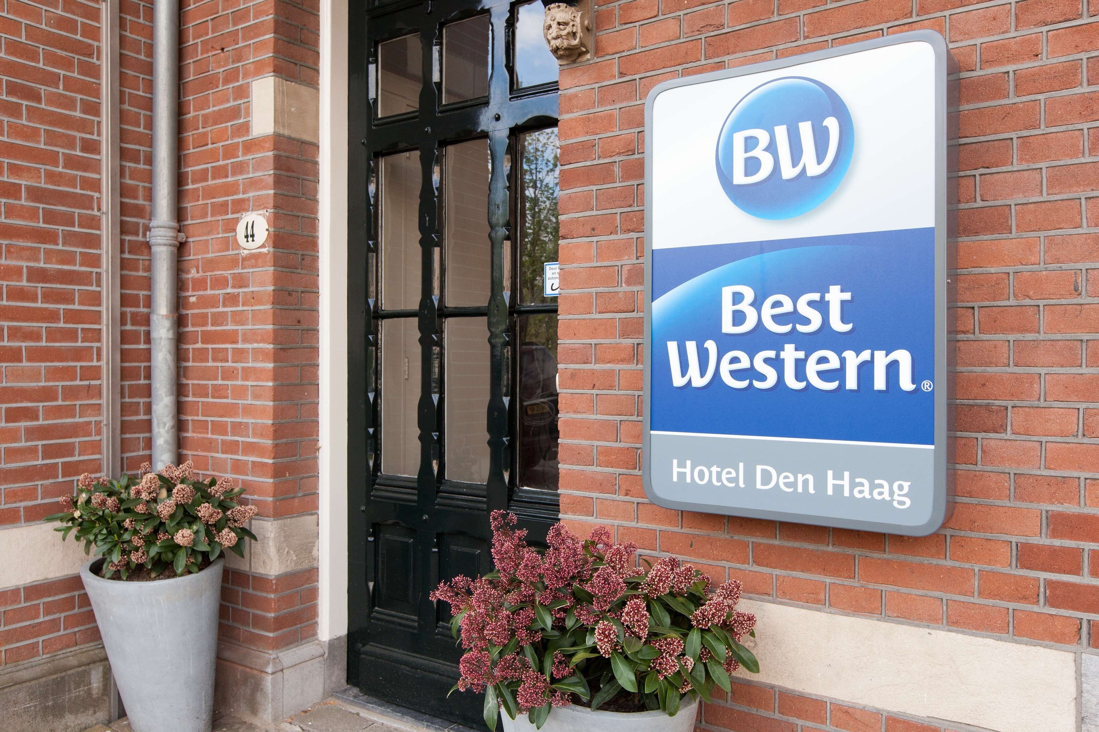 A hotel entrance with a sign reading 'BW Best Western Hotel Den Haag.'