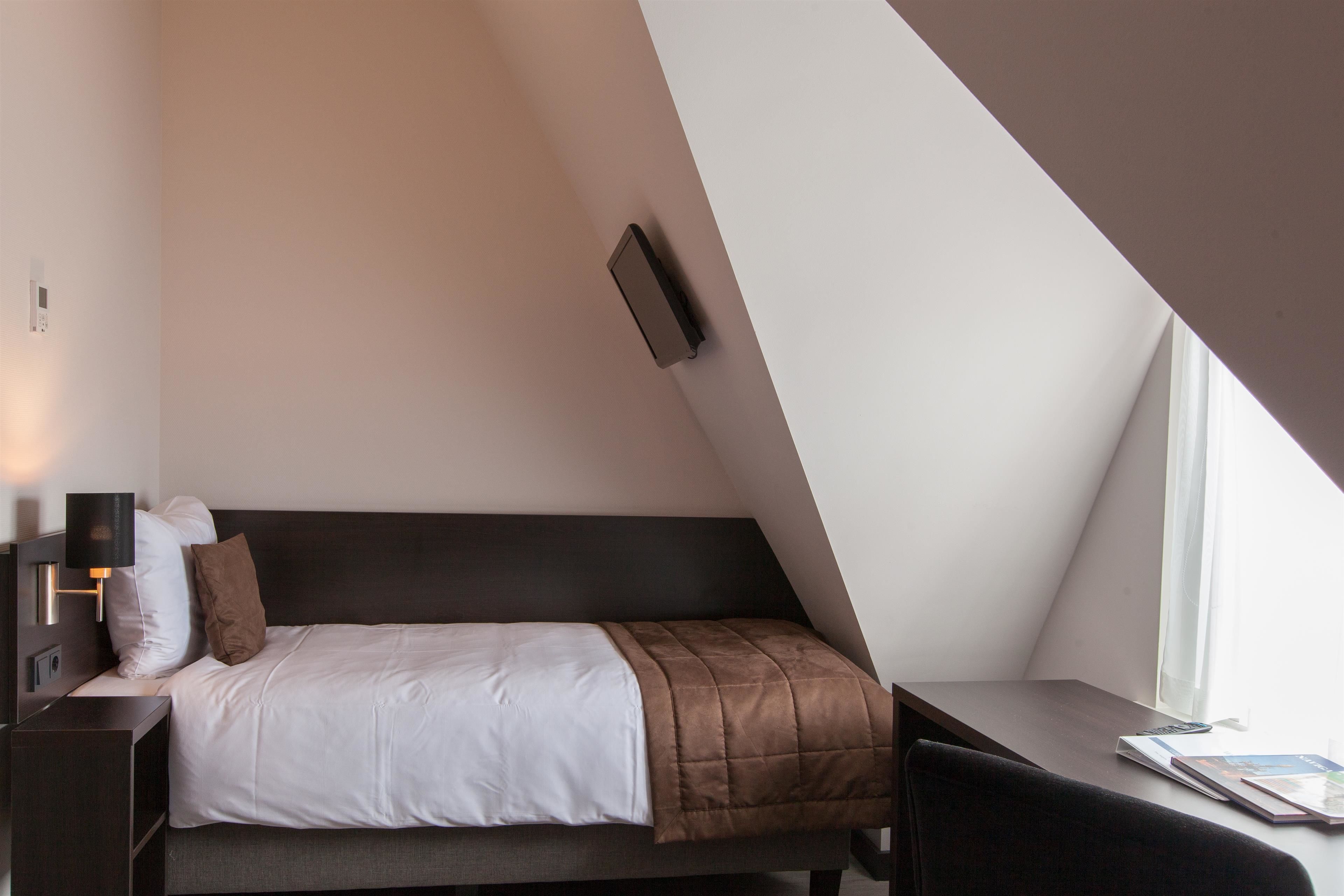 economy room, 1 single bed, non smoking (small room) | in-room safe, individually decorated, individually furnished, desk