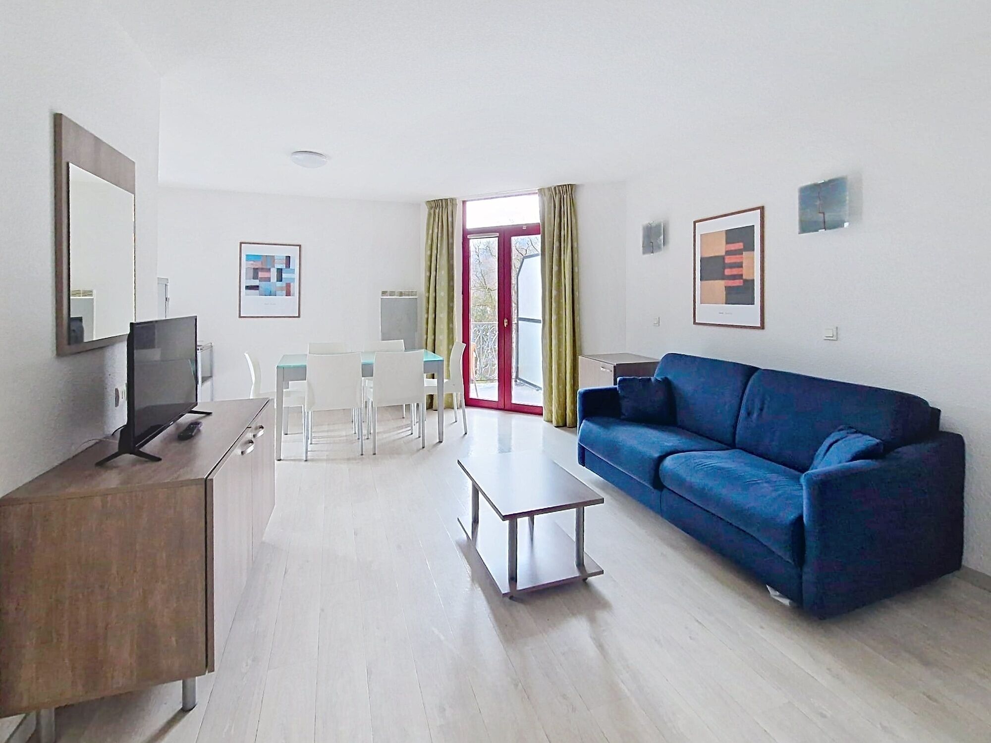 Appartement Familial, 2 chambres (6 pax) | Coin séjour | Télévision à écran plat, livres