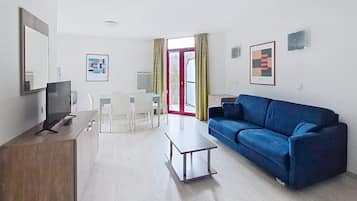Appartement Familial, 2 chambres (6 pax) | Coin séjour | Télévision à écran plat, livres