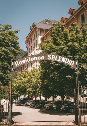 A gated entrance with a sign reading "Residence Splendid." - Terres de France - Appart'Hôtel Le Splendid (Allevard)