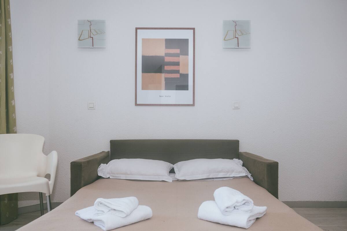 Soundproofing, free WiFi, bed sheets