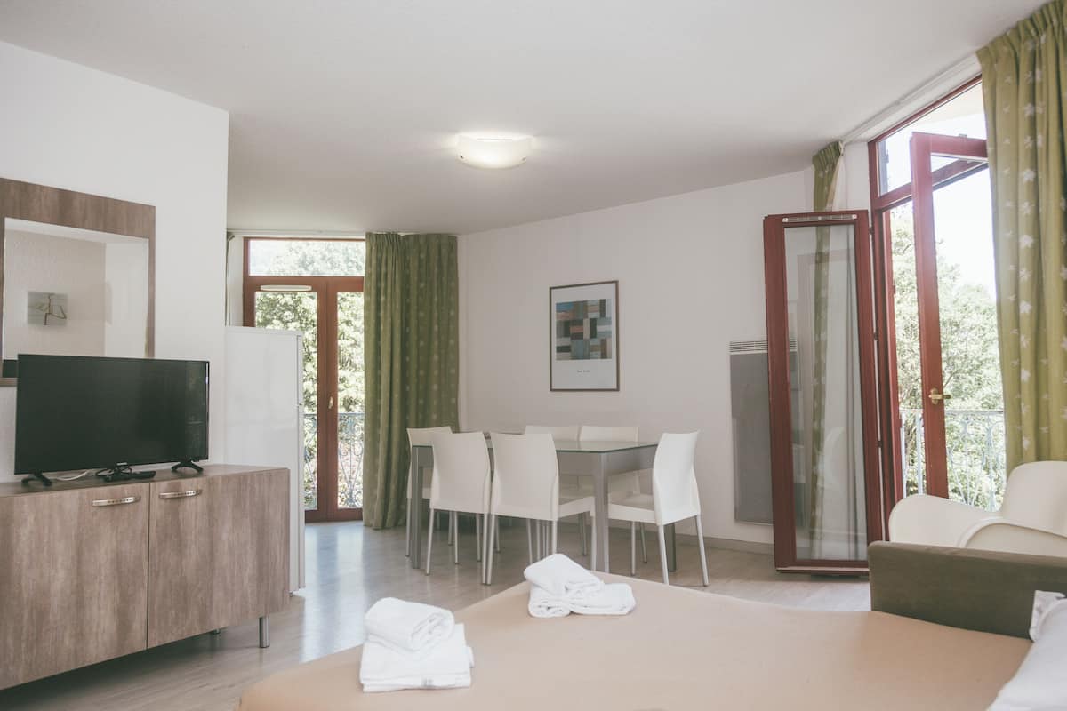 Family Apartment, 2 Bedrooms (6 pax) | 1 bedroom, soundproofing, free WiFi, bed sheets