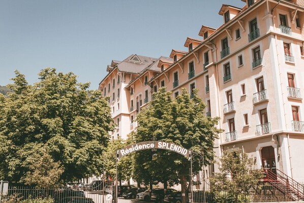 A multi-story building with a sign reading "Residence Splendid." - Terres de France - Appart'Hôtel Le Splendid (Allevard)