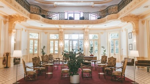 Lobby-lounge