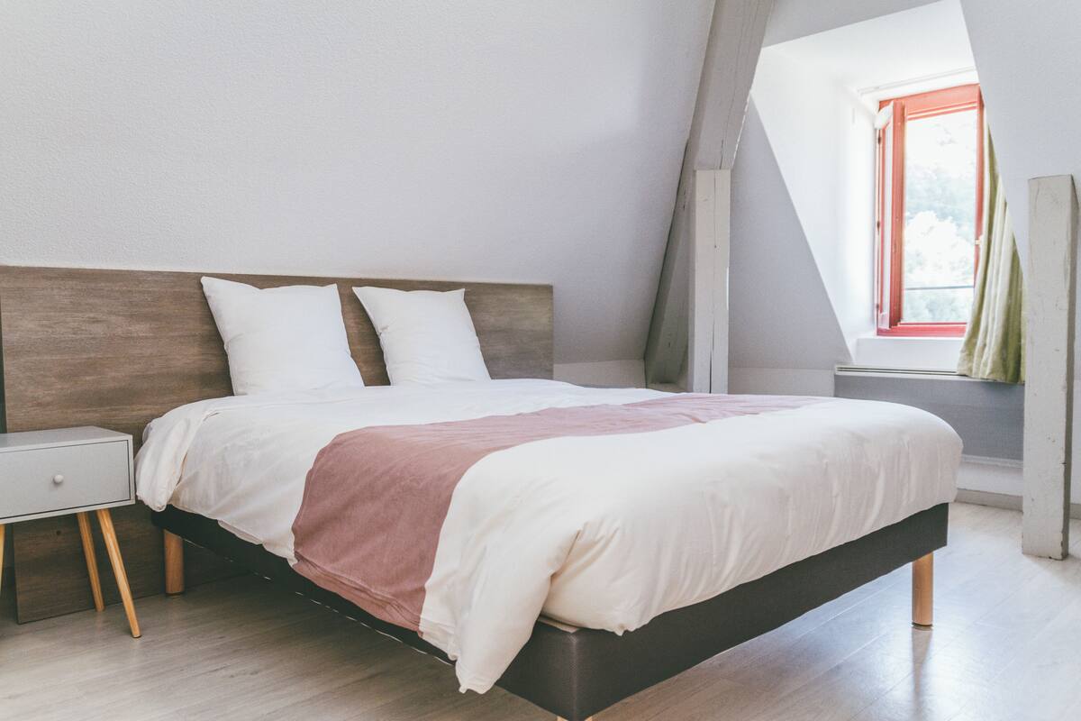 Soundproofing, free WiFi, bed sheets