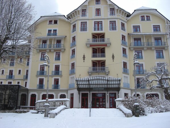 A multi-story hotel with a classic European architectural style, featuring balconies and a central entrance labeled "RESIDENCE SPLENDID." - Terres de France - Appart'Hôtel Le Splendid (Allevard)