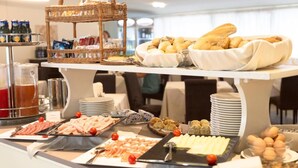 A buffet with various food items, including meats, cheeses, and pastries, arranged on a buffet table. - Hotel Atlantico (Forte dei Marmi)