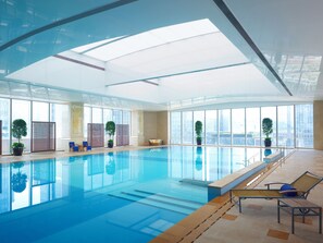 Indoor pool, pool loungers - Futian Shangri-La Shenzhen (Shenzhen)