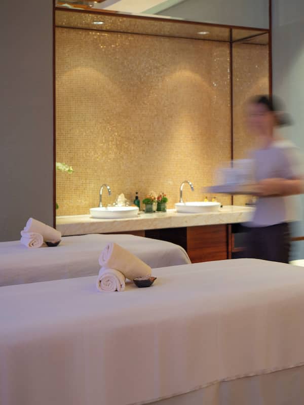 Sauna, hot tub, steam room, body treatments, aromatherapy