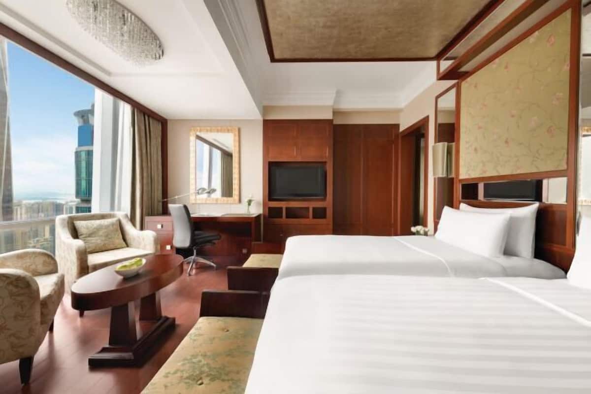 Premium bedding, minibar, in-room safe, desk