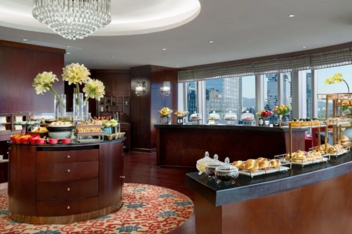 4 restaurants; breakfast, lunch, dinner, and brunch served