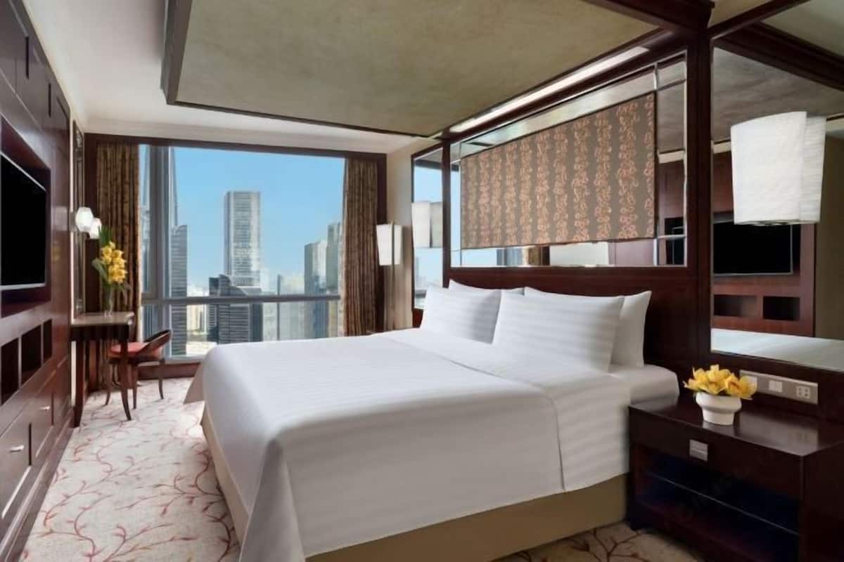 Premium bedding, minibar, in-room safe, desk
