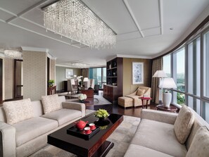 Deluxe Suite | Premium bedding, minibar, in-room safe, desk - Futian Shangri-La Shenzhen (Shenzhen)