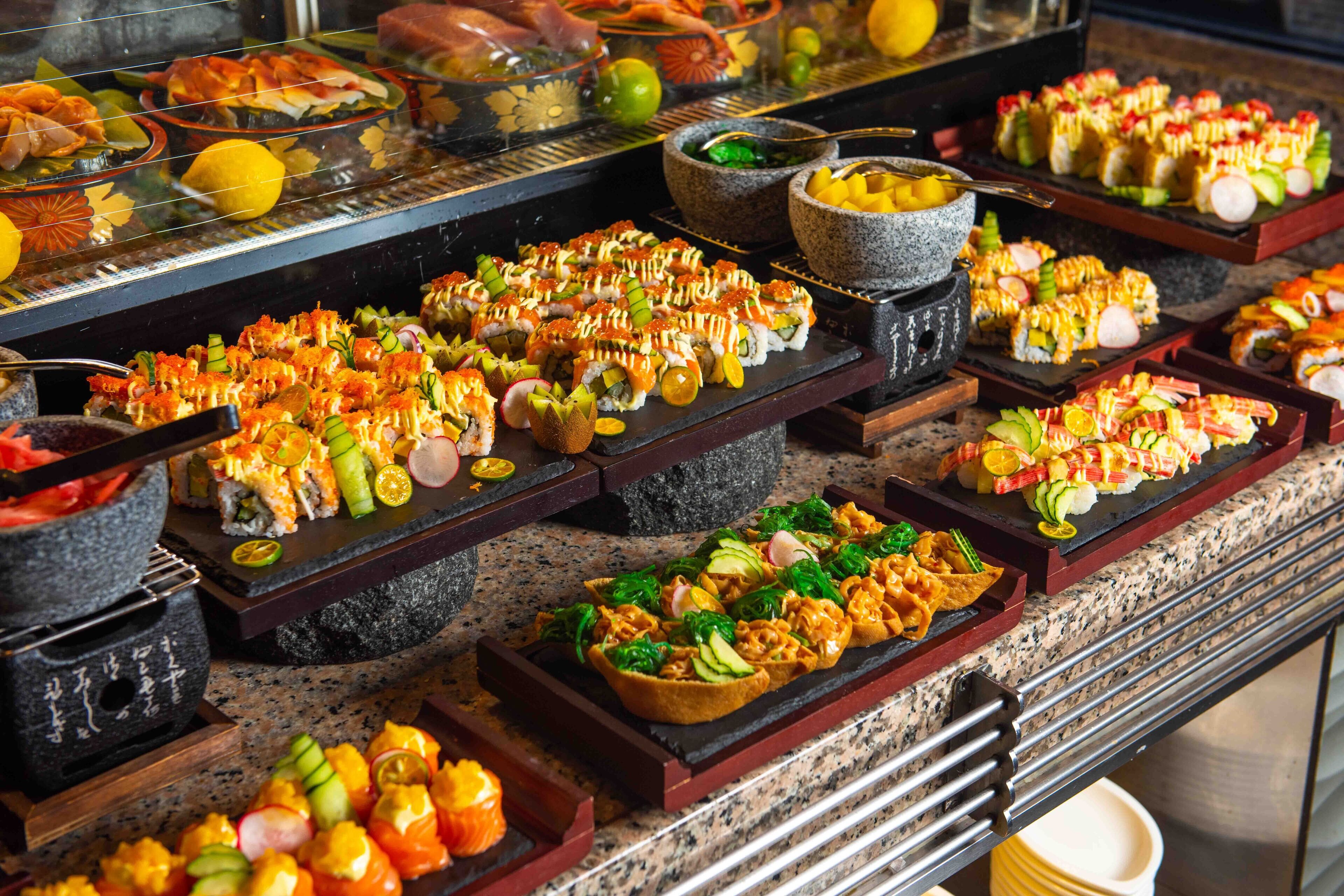 En buffet med forskellige sushi- og sashimiretter.