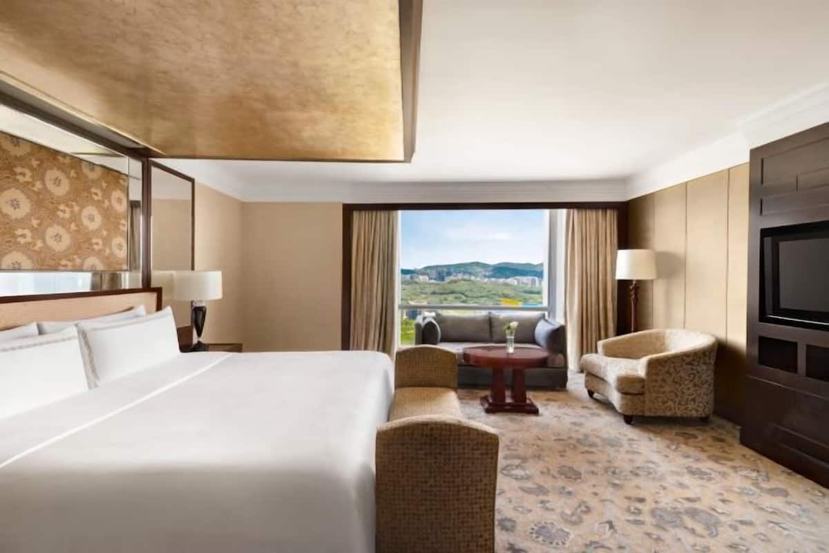 Premium bedding, minibar, in-room safe, desk