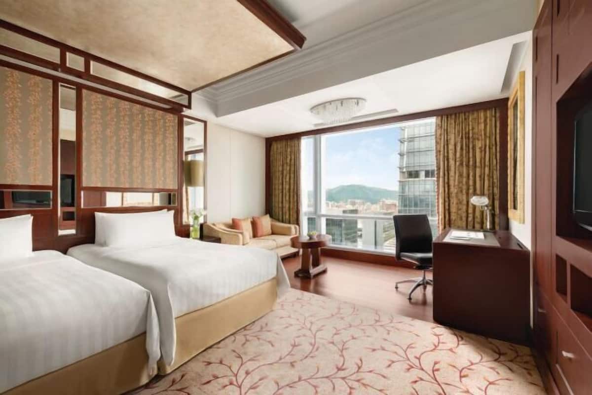 Premium bedding, minibar, in-room safe, desk