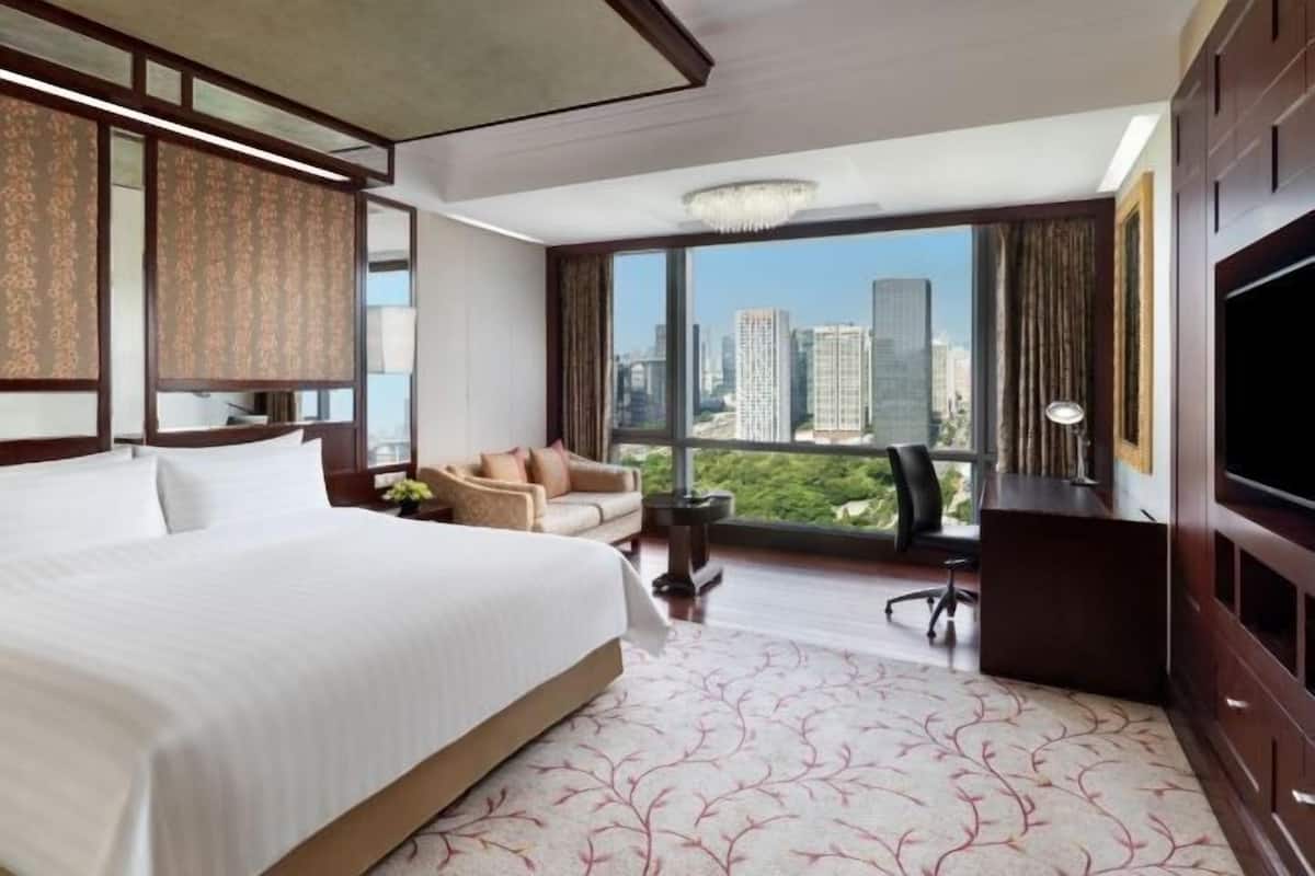 Premium bedding, minibar, in-room safe, desk