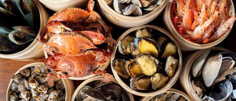 Mariscos variados dispuestos en cuencos de madera.