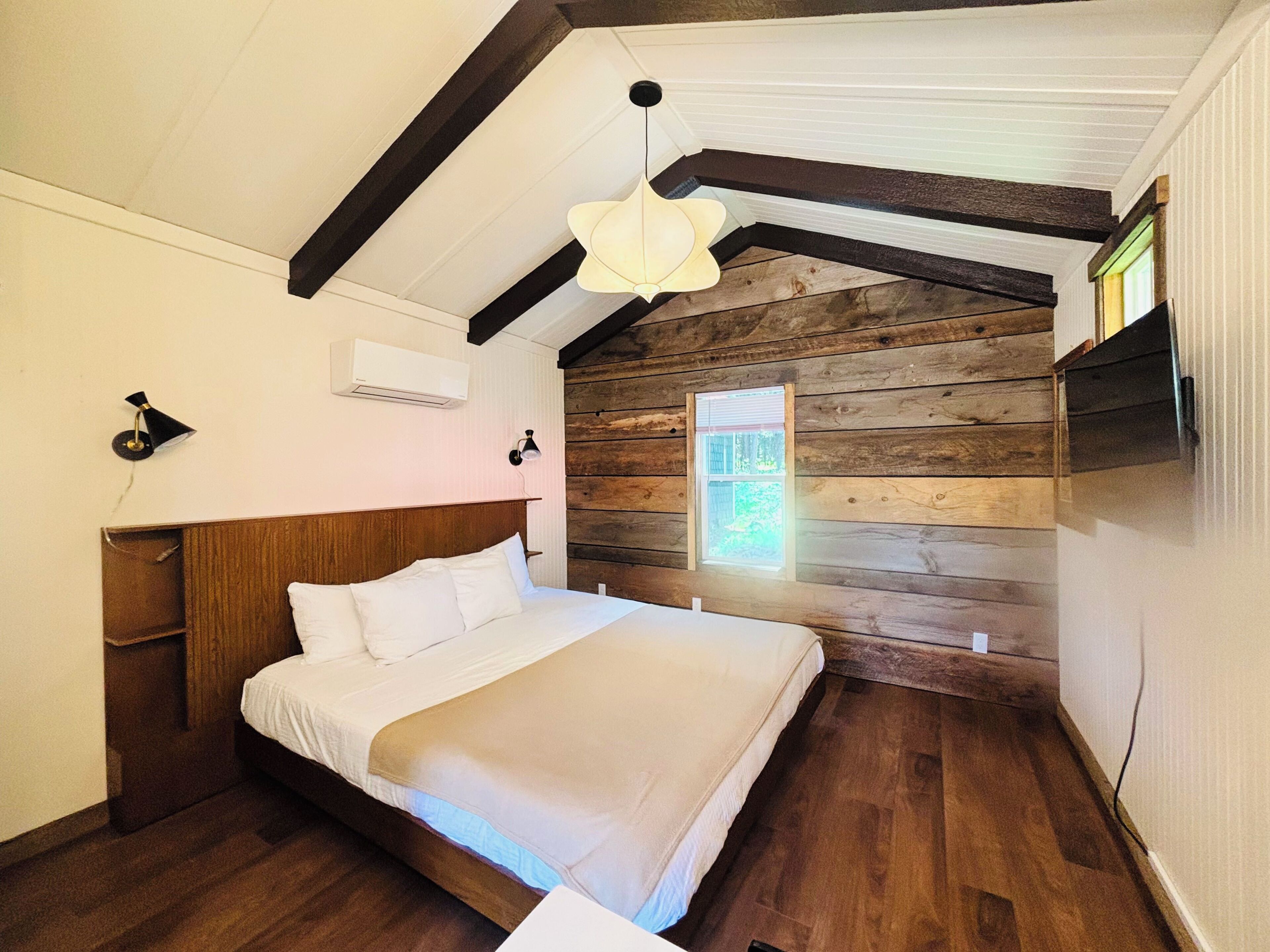 The Sylvan | Deluxe King Studio | Pillowtop beds, individually decorated, individually furnished