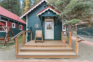 The Roseberry | Classic Studio | Pillow-top beds, individually decorated, individually furnished - Brundage Bungalows (McCall)