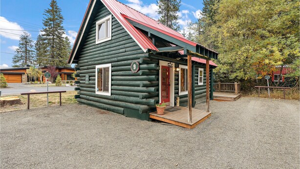 The Ponderosa | Classic 2-Bedroom
