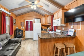 Elmore elk bungalow | Living area | 32-inch flat-screen TV with cable channels, TV, fireplace